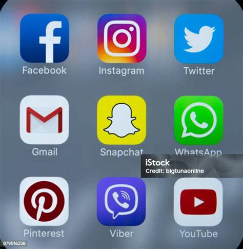 Ilustrácia rôznych smartfónov s ikonami Wi-Fi a IR blastera