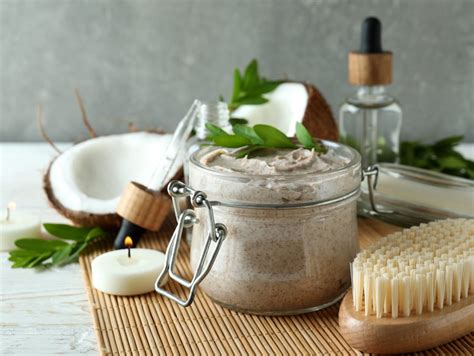 Ilustrácia rôznych prírodných surovín na výrobu krémov, ako sú bambucké maslo, oleje a bylinky.