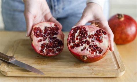 Ilustrácia postupu čistenia granátového jablka vo vode