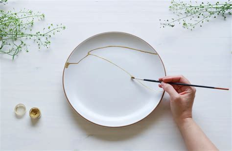 ilustrácia predmetu opraveného technikou kintsugi