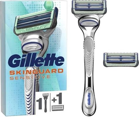 Koláž produktov z radu Gillette SkinGuard Sensitive vrátane holiaceho strojčeka, náhradných hlavíc a gélu na holenie.