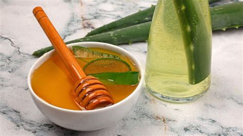 Koláž rôznych prírodných zložiek ako aloe vera, med, harmanček, olivový olej