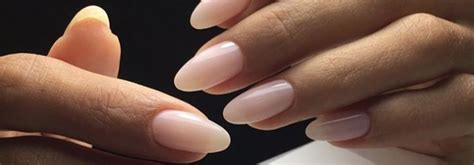 Fotografia ženských rúk s upravenou a zdravou manikúrou.