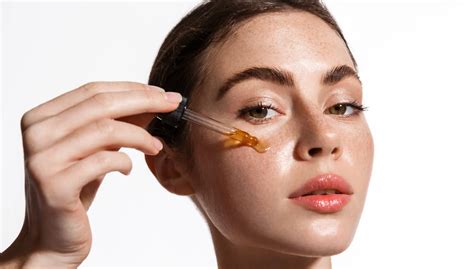 Ilustrácia znázorňujúca aplikáciu séra s vitamínom C na pleť.