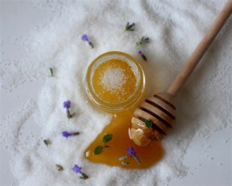 Ilustrácia ingrediencií pre domáci peeling (cukor, soľ, oleje)