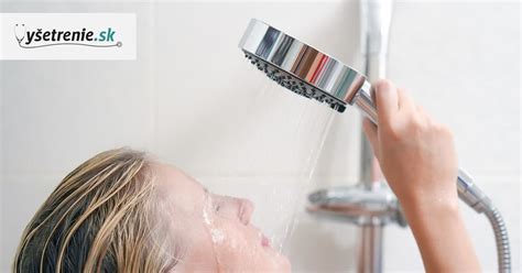 Ilustrácia muža, ktorý sa holí v sprche s vodotesným holiacim strojčekom.