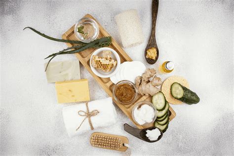 Koláž rôznych domácich masiek na tvár s ovocím, zeleninou a inými prírodnými ingredienciami.