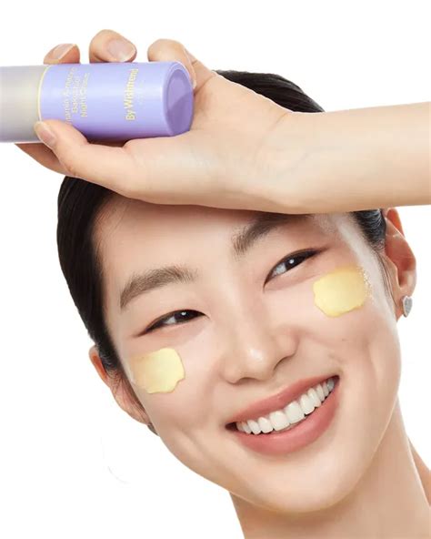 ukážka aplikácie zelenej podkladovej bázy na začervenanú pleť