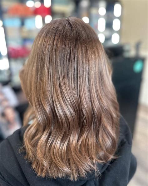 Ukážka rôznych teplých odtieňov blond a medenej farby vlasov.