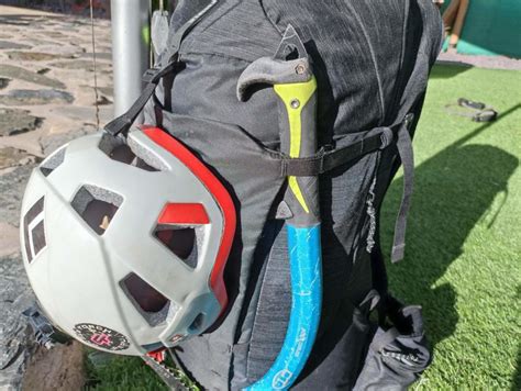 Ilustrácia cyklistického batohu Thule s reflexným logom a popruhmi na uchytenie prilby a chráničov