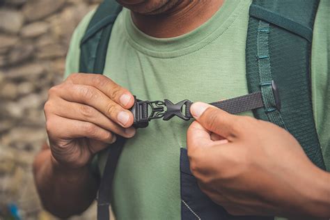 Detail magnetického držiaka na hadicu hydrovaku na ramennom popruhu cyklistického batohu