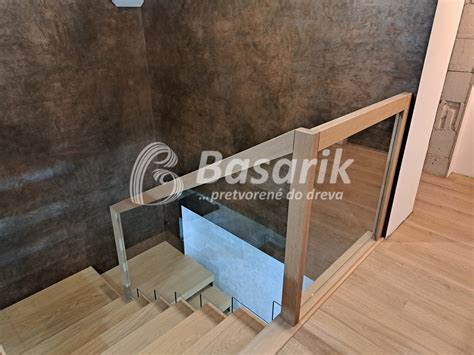 Fotografia moderného pánskeho krému s minimalistickým dizajnom.