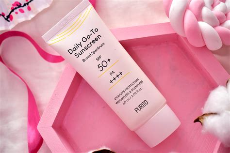 Ilustračná fotografia rôznych prírodných opaľovacích krémov s rôznymi vôňami a textúrami.