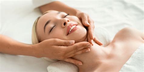 žena podstupujúca liftingovú masáž tváre