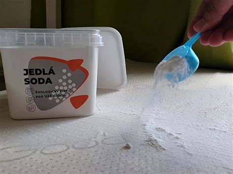 Nádoba s jedlou sódou bikarbónou a lyžička