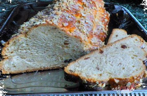 Výsledná upečená vianočka posypaná mandľami.