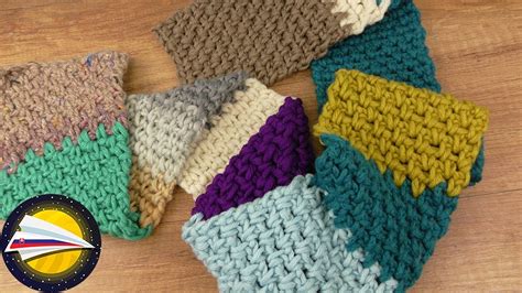 Ukážka rôznych háčkovaných a pletených výrobkov zo zvyškov vlny: čelenka, ozdoba, rukavice.