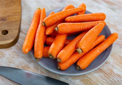 Ilustrácia rôznych prírodných ingrediencií, ako sú ruže, papáje, mrkva a zelený čaj, usporiadaných do estetickej kompozície.