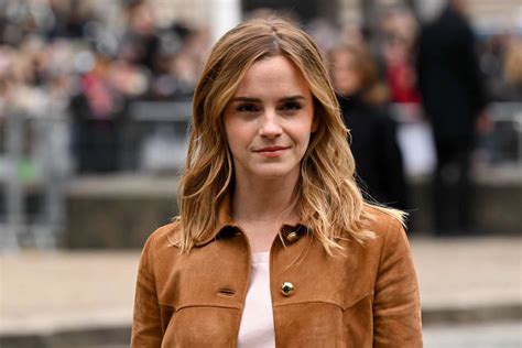 Emma Watson s univerzitným diplomom