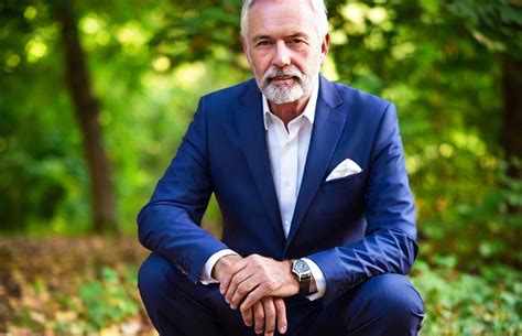 Ilustrácia znázorňujúca prepojenie medzi psychikou a kožou, kde myšlienky a emócie ovplyvňujú fyzický stav pokožky.