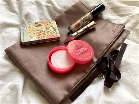 Ilustračná fotografia rôznych cestovných balení kozmetiky v kozmetickej taštičke.