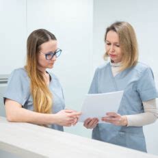 žena konzultuje s lekárom ohľadom estetického zákroku