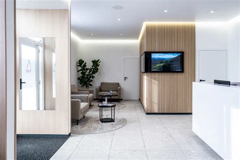 Interiér modernej kliniky s recepciou a čakárňou