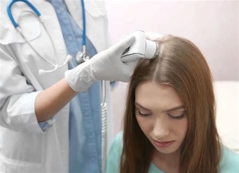 Dermatológ vykonáva biopsiu pokožky hlavy