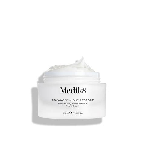 Ilustračná fotografia nočného krému Medik8 Advanced Night Restore v elegantnom balení.