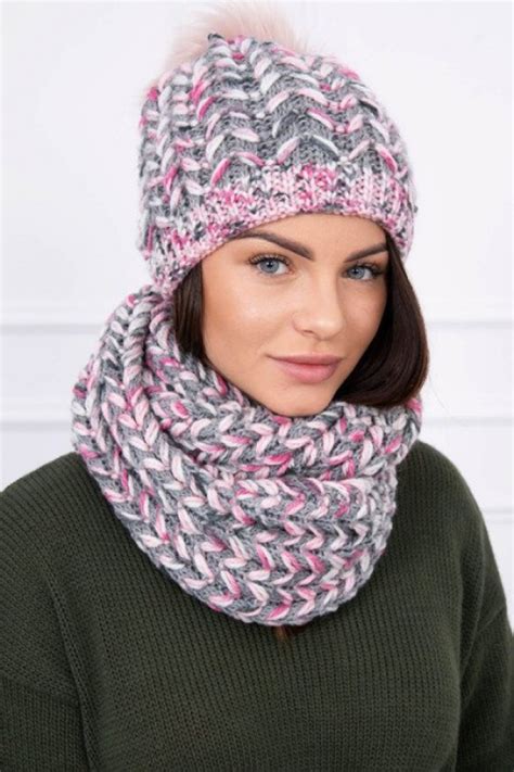 Kolekcia módnych pletených doplnkov - čiapky, šály, rukavice