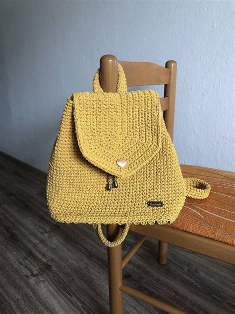 Štýlový háčkovaný ruksačik