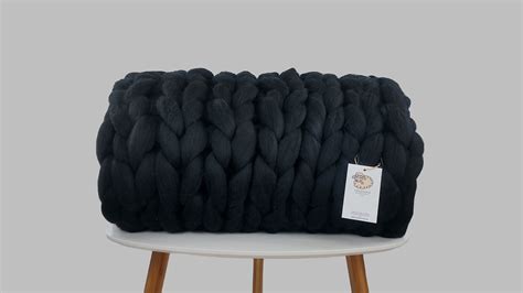 Hrubá pletená deka ako symbol pohodlia