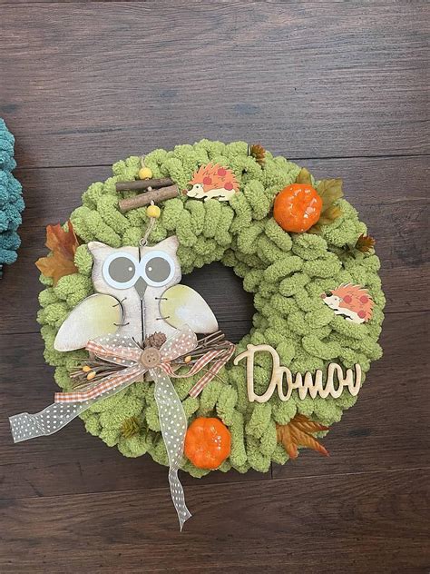 Háčkovaný jesenný veniec s listami a plodmi