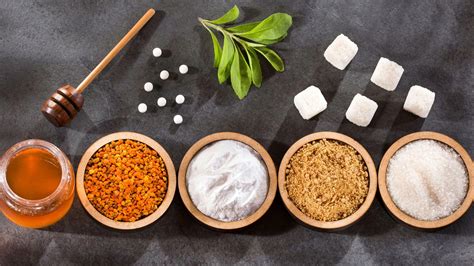 Rôzne prírodné suroviny na výrobu domácich peelingov ako cukor, káva, soľ, oleje a bylinky