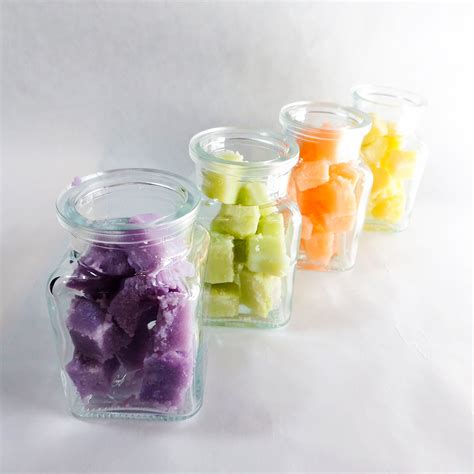 Rôzne druhy domácich peelingov v sklenených nádobách