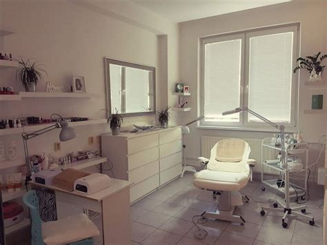 Ilustrácia profesionálneho čistenia pleti v kozmetickom salóne