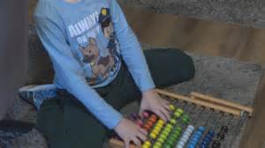 Ilustrácia znázorňujúca citlivého chlapca s autizmom, ktorý reaguje na okolie.