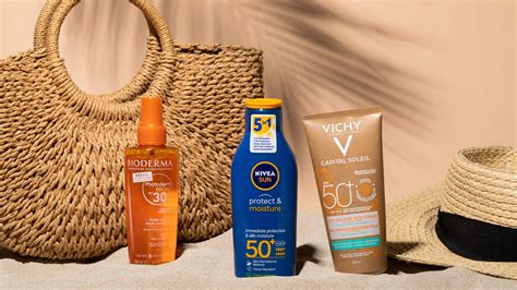 Ilustračná fotografia rôznych typov opaľovacích krémov a ich textúr