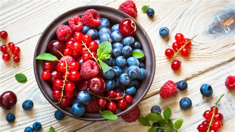 Ilustračná fotografia rôznych druhov bobuľového ovocia ako sú jahody, čučoriedky, maliny a černice.